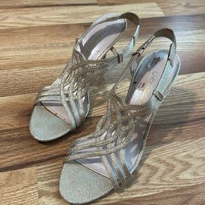💚10 Gold high heel shoe size 7